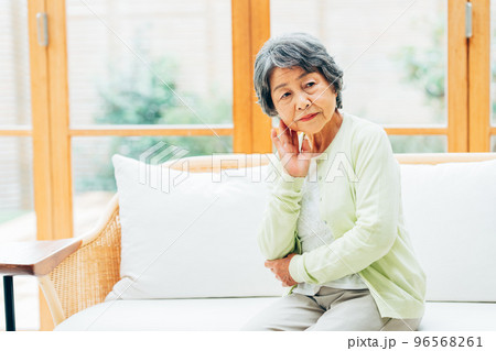 悩むシニアの女性　 96568261