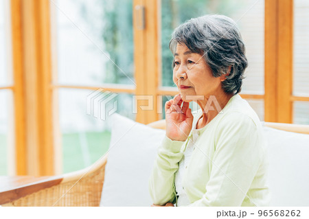 悩むシニアの女性　 96568262
