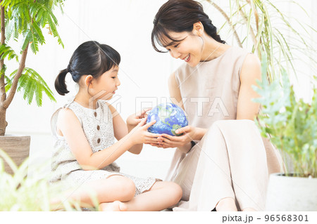 親子　地球　環境イメージ 96568301