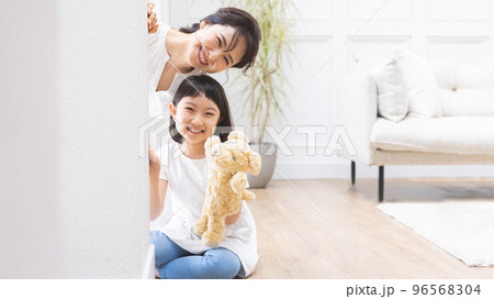 親子　ライフスタイル　笑顔 96568304