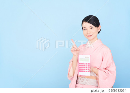 電卓をもつ着物を着た女性 電卓をもつ着物を着た女性 96568364