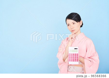電卓をもつ着物を着た女性 電卓をもつ着物を着た女性 96568366
