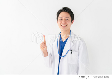 医者　指差す　白バック 96568380
