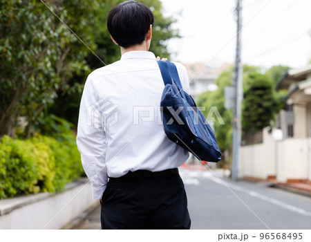 通学する高校生男子 通学する高校生男子 96568495