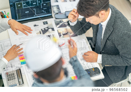 現場代理人　工事監理者　一級建築士　図面　ミーティング　建設現場　設計説明　現場定例会　3人 96568502