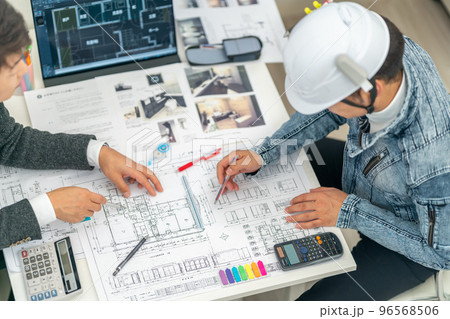 現場代理人　工事監理者　一級建築士　図面　ミーティング　建設現場　設計説明　間取り説明　現場定例会 96568506