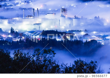 秩父雲海と工場夜景 96568877