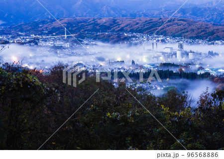 秩父雲海と工場夜景 96568886