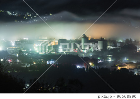 秩父雲海と工場夜景 96568890