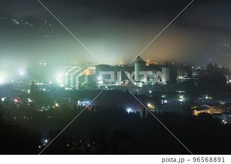 秩父雲海と工場夜景 96568891