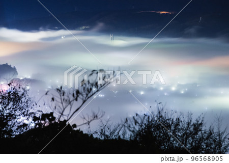 秩父雲海と夜景 96568905