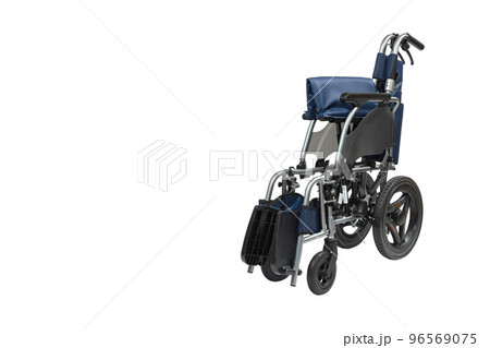 斜め前方から見た折りたたんだ車いす 介助用車椅子 斜め前方から見た折りたたんだ車いす 介助用車椅子 96569075