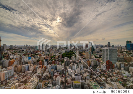【都市風景】東京都心の大パノラマ　曇天 96569098
