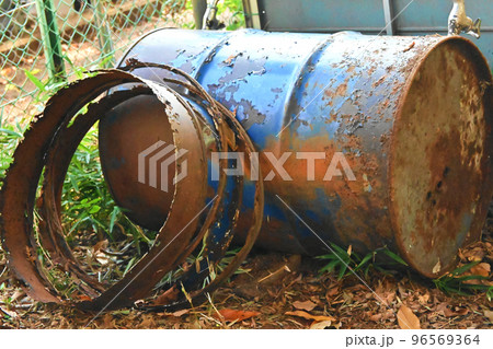 廃棄された腐食ドラム缶 廃棄された腐食ドラム缶 96569364