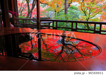 【京都府】嵐山祐斎亭の川端康成の部屋から見た紅葉 96569931