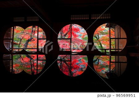 【京都府】嵐山祐斎亭の丸窓の部屋から見た紅葉 96569951