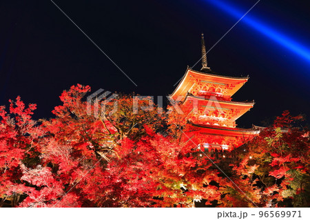 【京都府】清水寺の三重塔と紅葉ライトアップ 96569971