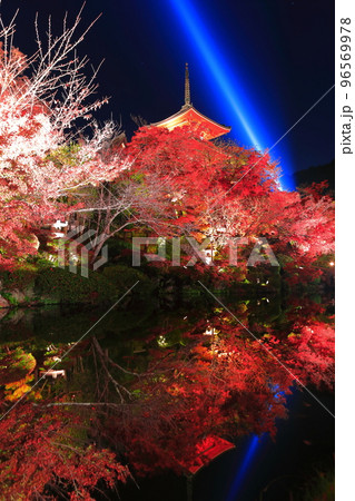 【京都府】シンメトリーな清水寺の三重塔と紅葉ライトアップ 96569978