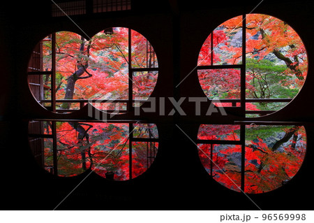 【京都府】嵐山祐斎亭の丸窓の部屋から見た紅葉 96569998