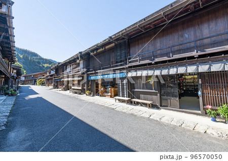 長野県木曽郡 中山道木曽路の宿場町 快晴の妻籠宿の町並み 長野県木曽郡 中山道木曽路の宿場町 快晴の妻籠宿の町並み 96570050