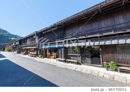 長野県木曽郡 中山道木曽路の宿場町 快晴の妻籠宿の町並み 長野県木曽郡 中山道木曽路の宿場町 快晴の妻籠宿の町並み 96570051