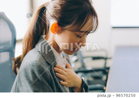 若いOLの面接の写真 若いOLの面接の写真 96570250