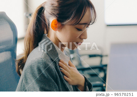 若いOLの面接の写真 若いOLの面接の写真 96570251