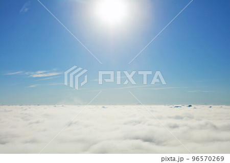 千葉県　秋の青空と雲海（鹿野山九十九谷展望公園からの風景） 96570269