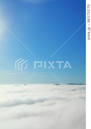 千葉県　秋の青空と雲海（鹿野山九十九谷展望公園からの風景） 96570270
