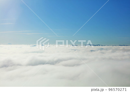 千葉県 秋の青空と雲海(鹿野山九十九谷展望公園からの風景) 千葉県 秋の青空と雲海(鹿野山九十九谷展望公園からの風景) 96570271