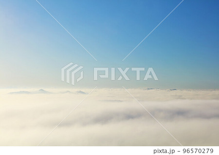 千葉県　秋の青空と雲海（鹿野山九十九谷展望公園からの風景） 96570279