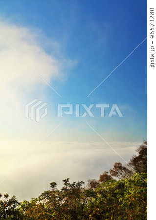 千葉県　秋の青空と雲海（鹿野山九十九谷展望公園からの風景） 96570280