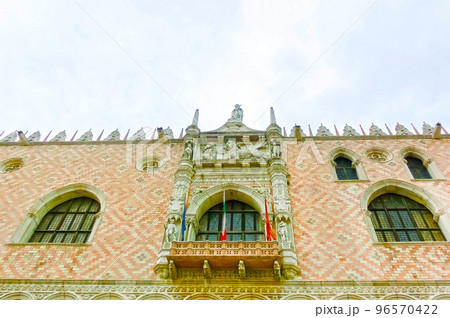 Duks palace on st. Marks square, Venice Italy 96570422