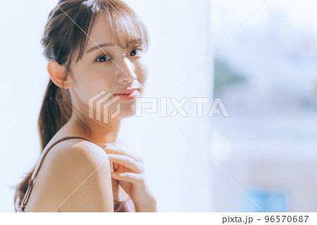朝日を浴びてスキンケアをしている若い女性の写真 朝日を浴びてスキンケアをしている若い女性の写真 96570687