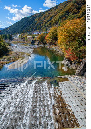 渡良瀬川 足尾町砂畑付近 秋色の風景 渡良瀬川 足尾町砂畑付近 秋色の風景 96571015