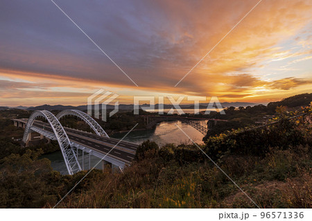 西海の丘公園の展望台から眺める新旧西海橋の夜明け 96571336