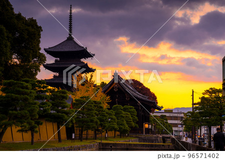 朱色に染まった早朝の朝焼けの空に東のお寺が美しく浮かび上がる景色｜京都府京都市 96571402