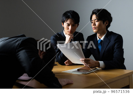 商談 打ち合わせイメージ 土下座 商談 打ち合わせイメージ 土下座 96571536