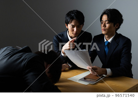 商談　打ち合わせイメージ　土下座 96571540