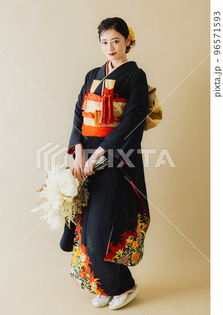 黒い振袖の女性　 96571593