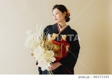 黒い振袖の女性 黒い振袖の女性 96571595