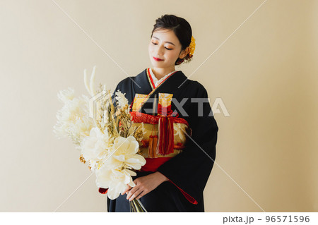 黒い振袖の女性 黒い振袖の女性 96571596