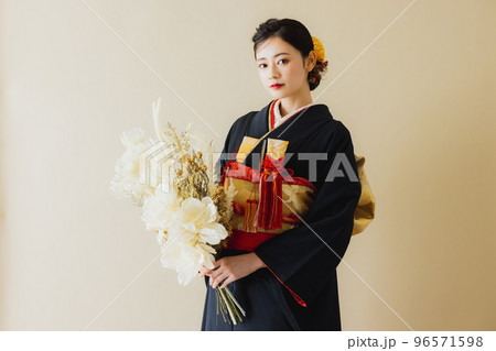 黒い振袖の女性 黒い振袖の女性 96571598