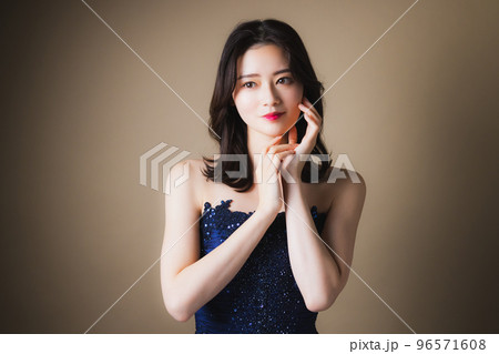 ネイビーのドレスの女性　　　 96571608