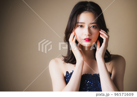 ネイビーのドレスの女性　　　 96571609