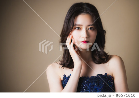 ネイビーのドレスの女性　　　 96571610