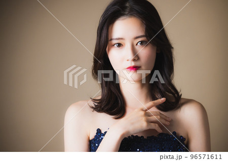 ネイビーのドレスの女性 ネイビーのドレスの女性 96571611