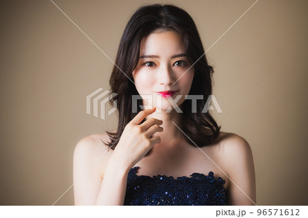 ネイビーのドレスの女性 ネイビーのドレスの女性 96571612
