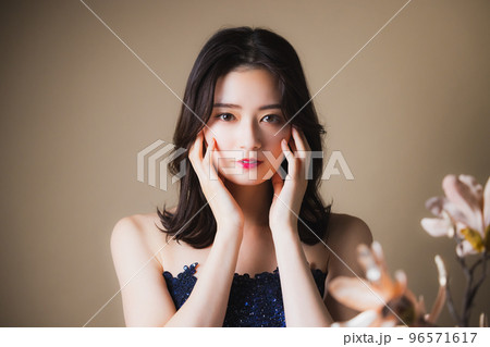 ネイビーのドレスの女性　　　 96571617