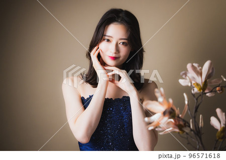 ネイビーのドレスの女性　　　 96571618